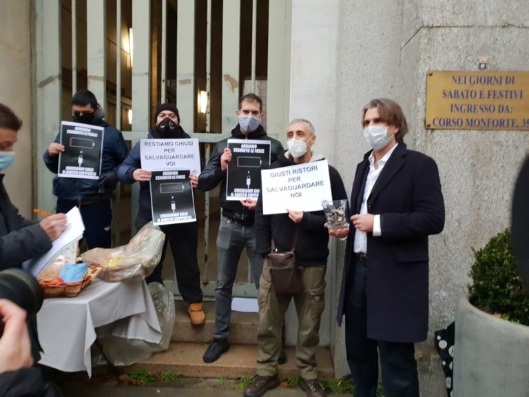 Milano, ristoratori dal Prefetto con chiavi attività chiuse