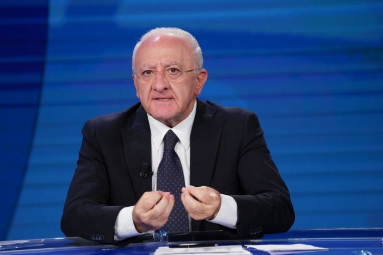 De Luca “Pronti a chiedere di invalidare piano vaccini nazionale”