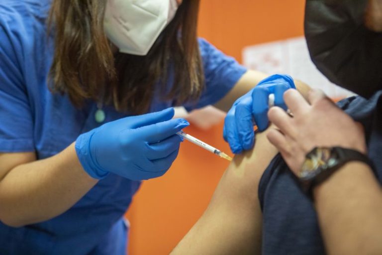 Vaccino, via libera al contratto di sviluppo Invitalia-Reithera
