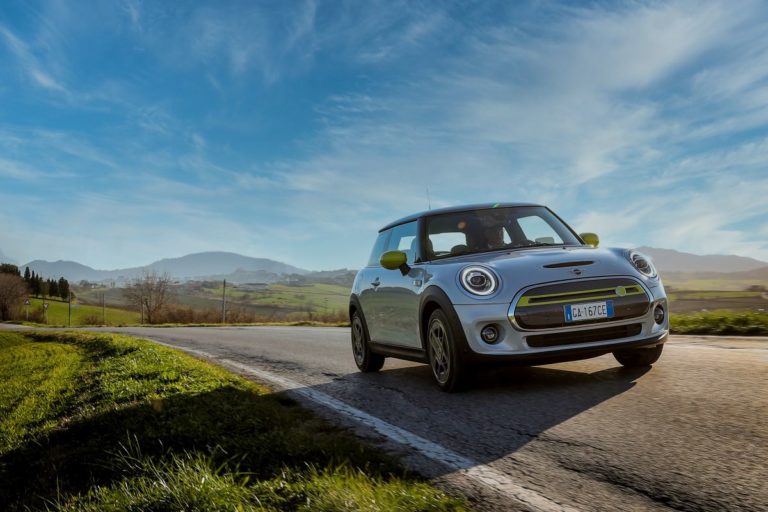 Mini lancia Cooper SE, per una mobilità a zero emissioni