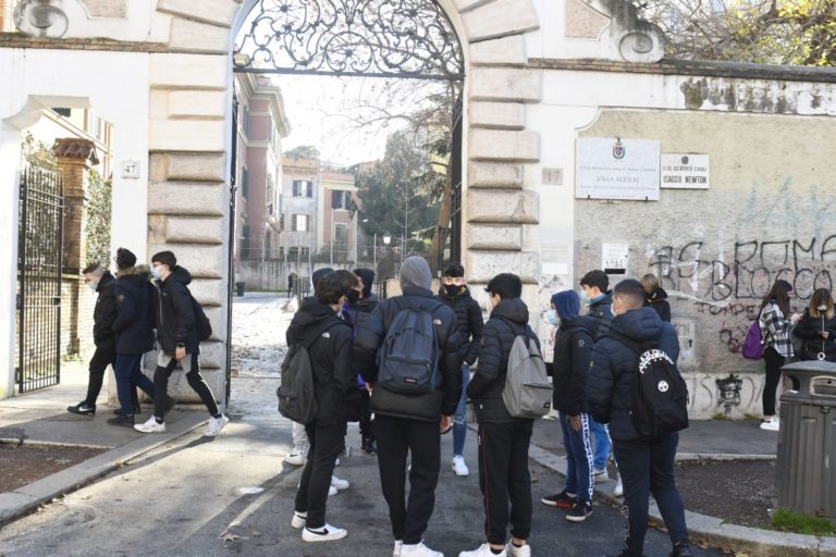 Iscrizioni, il 57,8% degli studenti sceglie i licei