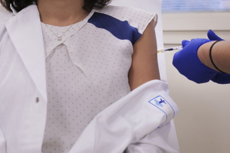 Bambino Gesù “A 21 giorni 1^ dose vaccino Covid anticorpi per 99%”