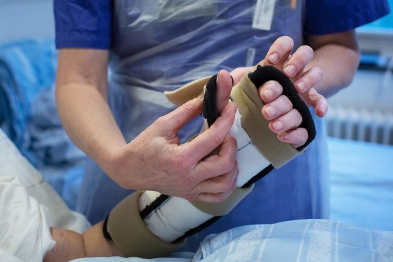 Svezia, un chirurgo sardo esegue il primo trapianto bilaterale di mani