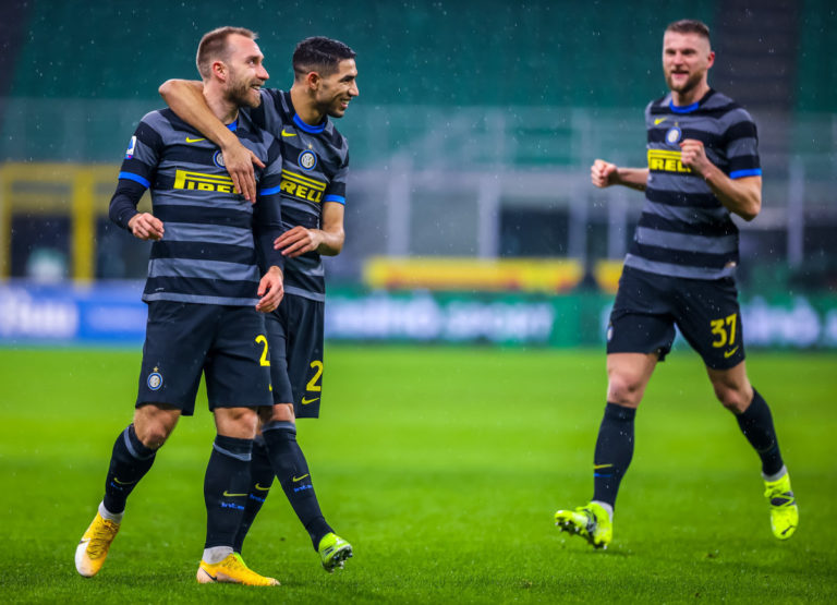 L’Inter travolge il Benevento e tiene il passo del Milan