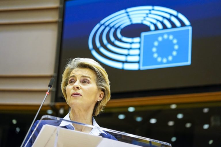 Vaccini, Von der Leyen “Richiameremo AstraZeneca ai suoi obblighi”