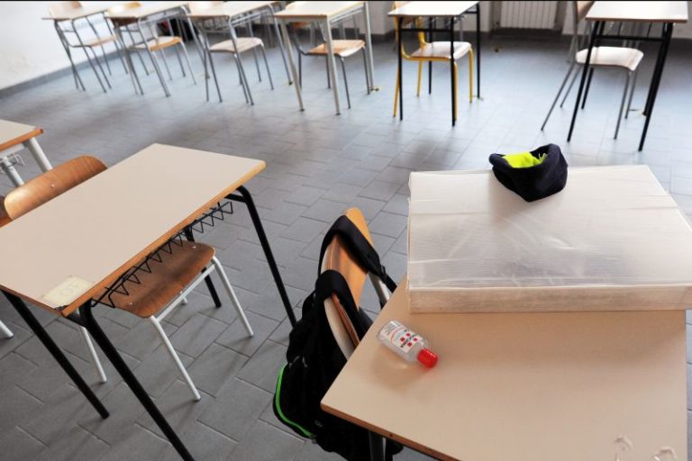 Bianchi “La variante Covid ci ha costretto a chiudere le scuole”