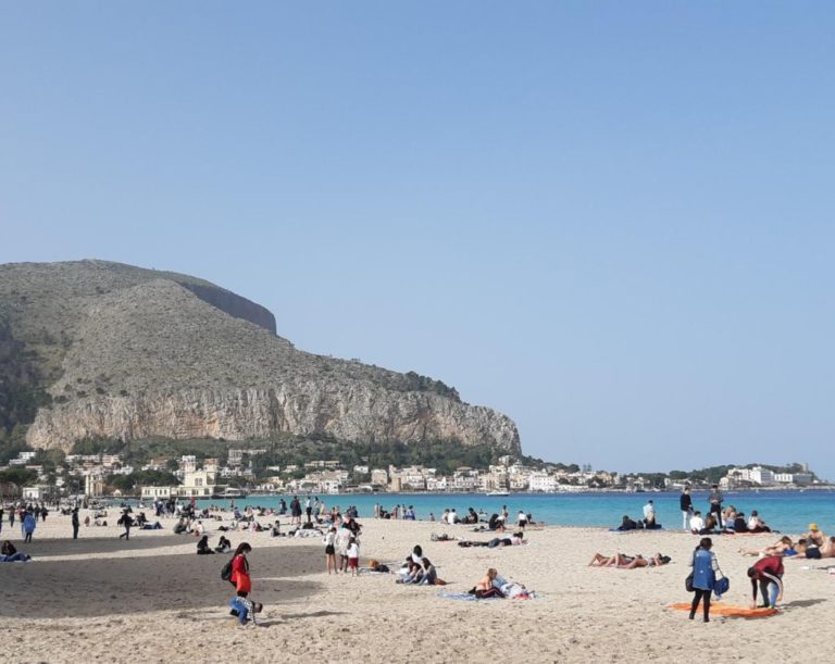 Caldo estivo a Palermo, folla a Mondello nonostante il Covid