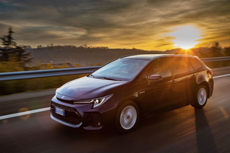 Suzuki presenta con un porte aperte la open space Swace Hybrid