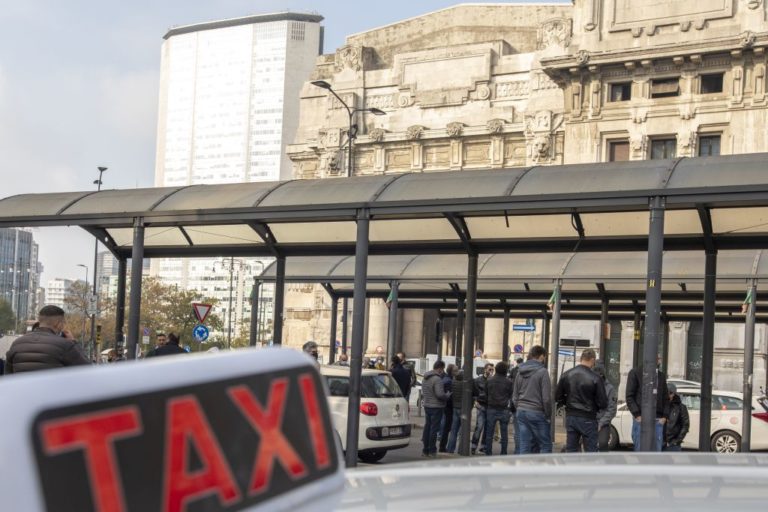 In Lombardia esenzione tassa auto per taxi e bus-auto a noleggio