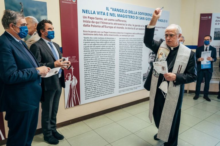 Al Gemelli 2^ sezione mostra il “Vaticano 3” su Giovanni Paolo II