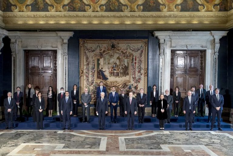 Governo, con il giuramento inizia l’era Draghi
