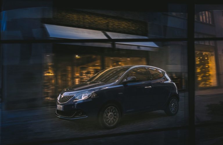La nuova Lancia Ypsilon è anche ibrida, una storia che non si ferma