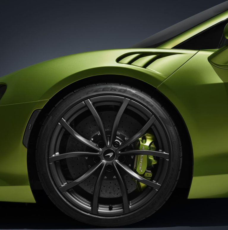 Sulla McLaren Artura di serie il sistema Pirelli Cyber Tyre