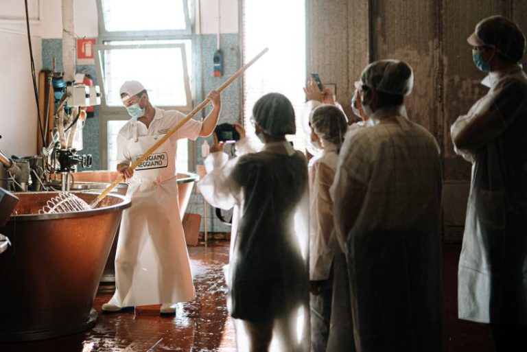 Parmigiano Reggiano, appuntamenti social per assistere alla produzione