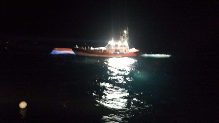 Immigrazione, barcone si ribalta al largo di Lampedusa