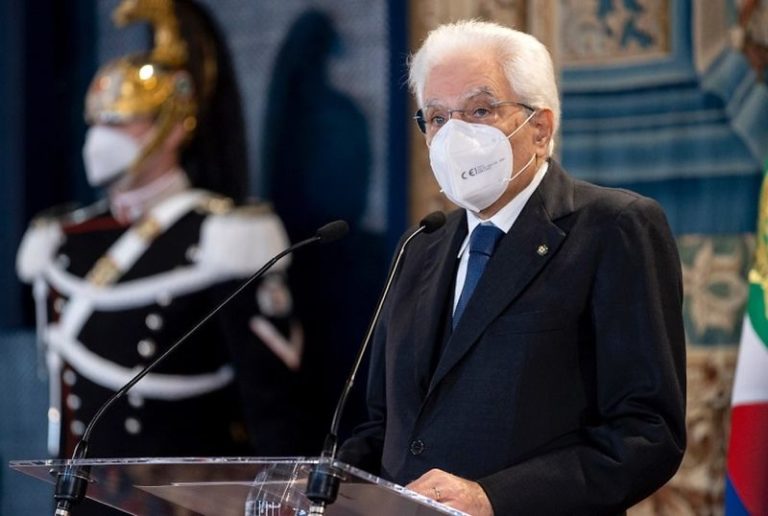Mattarella “Riconoscenti al personale sanitario in prima linea”