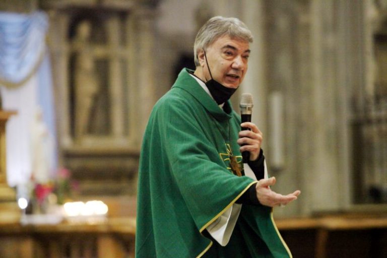 Napoli, l’arcivescovo Battaglia è guarito dal Covid