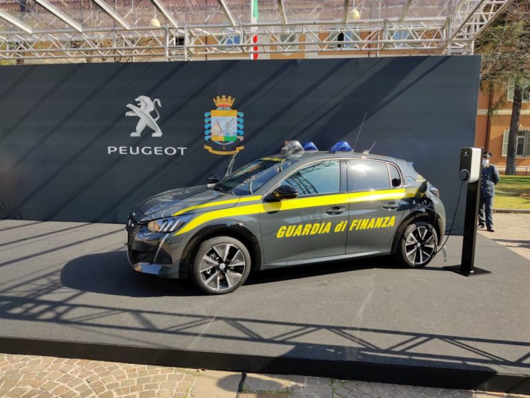 Peugeot e-208 100% elettrica veste la livrea della Guardia di Finanza