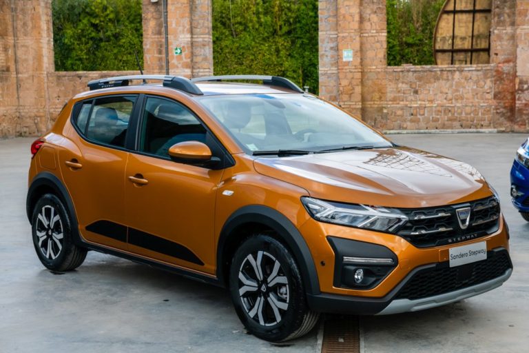 Nuova Dacia Sandero Stepway, linea essenziale e decisa