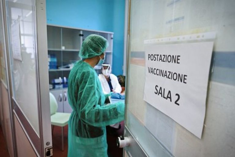 Vaccino, in Emilia-Romagna da lunedì prenotazioni per over 80