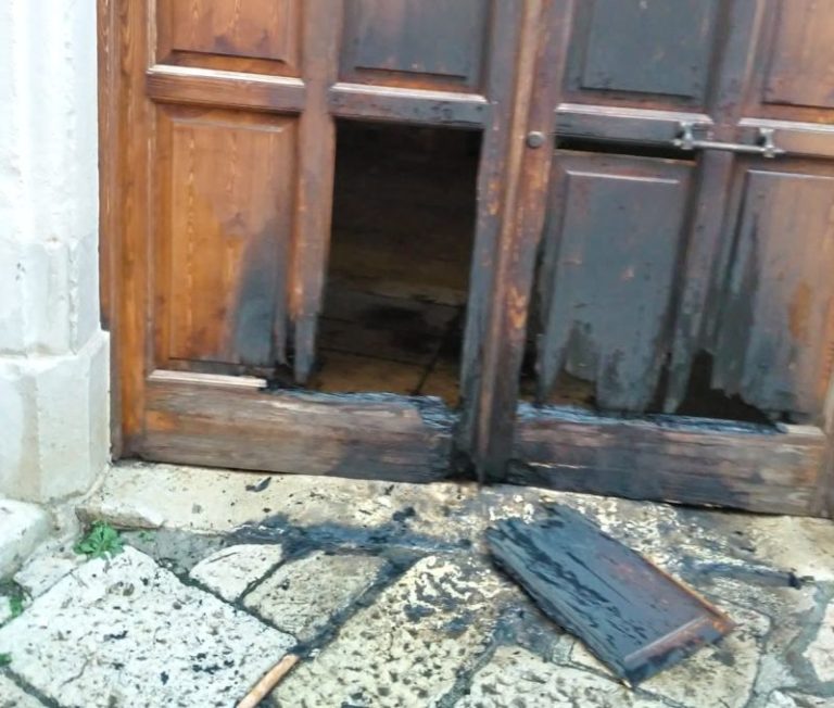Incendiato il portone di casa del sindaco di Trani