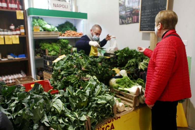 Acqua, proteine vegetali e latticini per una dieta anti calcoli