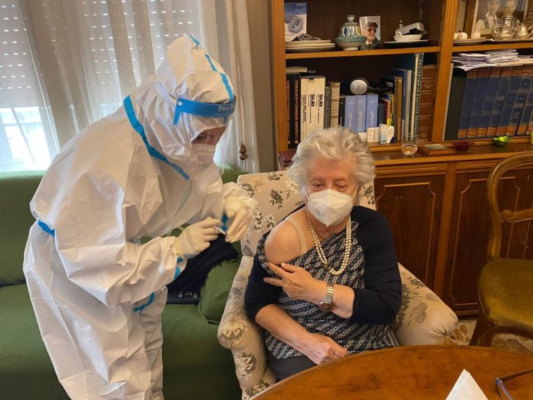Vaccini a domicilio per over 80 a Messina, prima dose a una 84enne