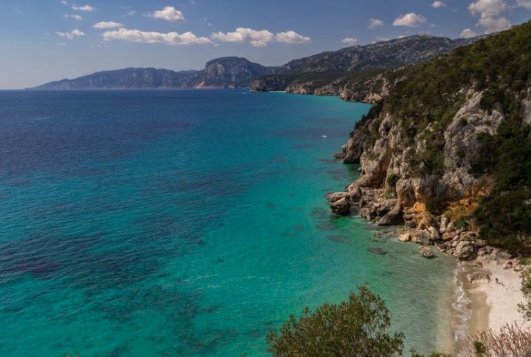 Solinas “Screening e vaccini per modello turismo sicuro in Sardegna”