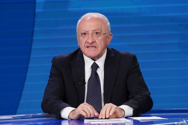 De Luca “Se arrivano le dosi vacciniamo 50mila persone al giorno”