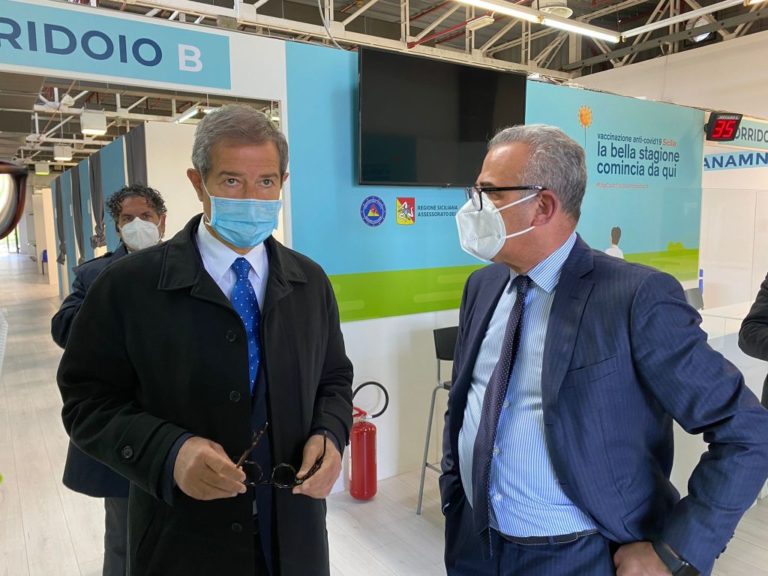 Vaccino, sopralluogo Musumeci al nuovo hub ex Fiera Messina