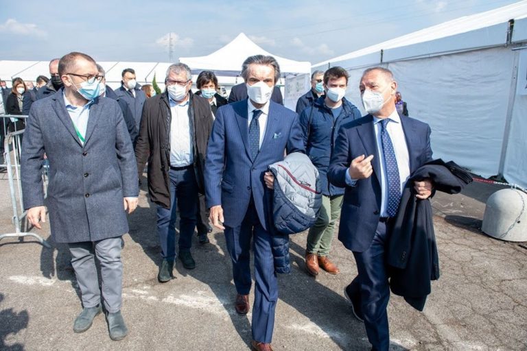 Fontana visita il centro vaccini e tamponi a Brescia