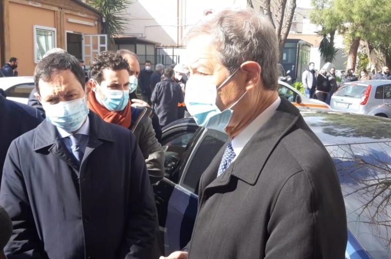 Vaccino, Musumeci “vogliamo produrre dosi in Sicilia”