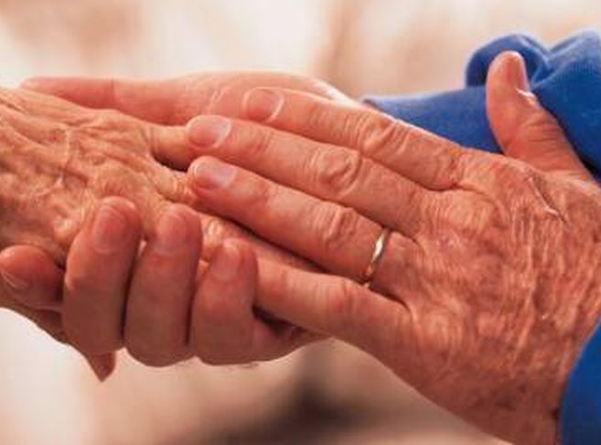 Caregiver, un contributo per chi assiste un familiare malato in Toscana