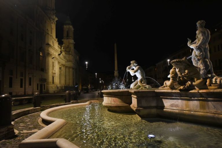 Roma, tornano a splendere le fontane di piazza Navona