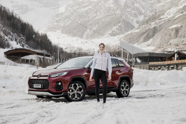 Carolina Kostner sul ghiaccio con la Suzuki Across Plug-in