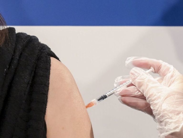 Regione Emilia Romagna al governo, medici lavoro per vaccino in azienda