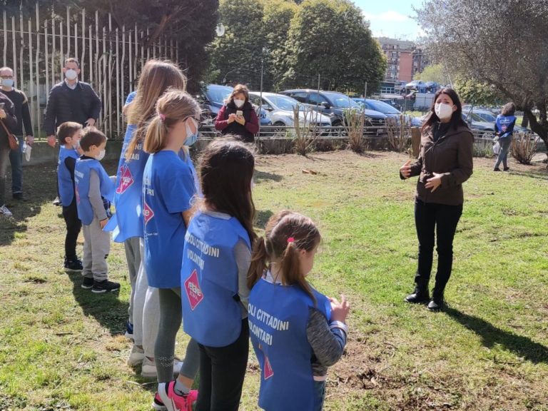 Roma, visita al parchetto di via Fadda di Raggi e Fiorini