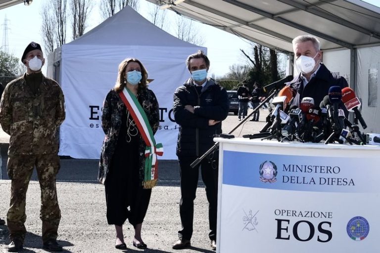 A Milano vaccini in auto, Guerini “Fino a 2.000 dosi al giorno”