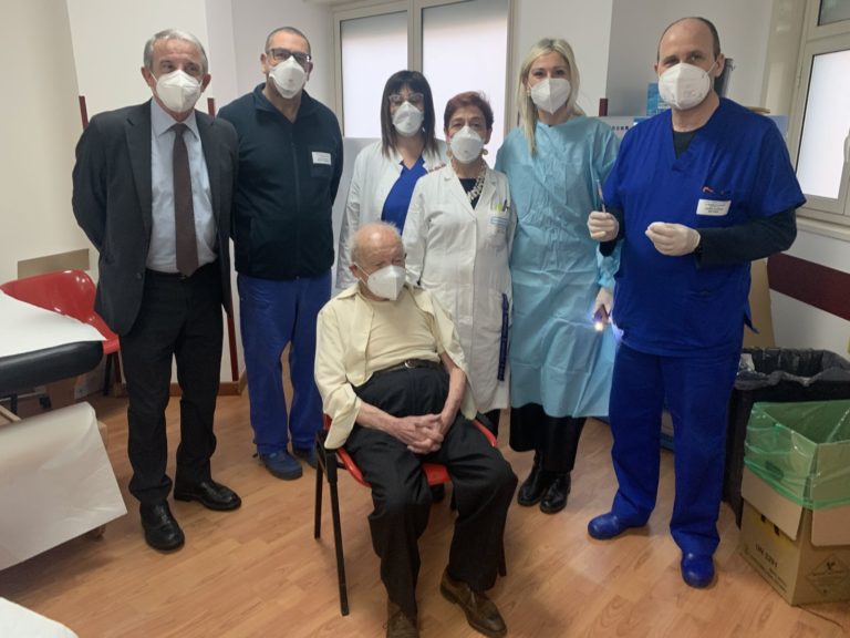Covid, ultracentenario completa vaccinazione al “Garibaldi” di Catania