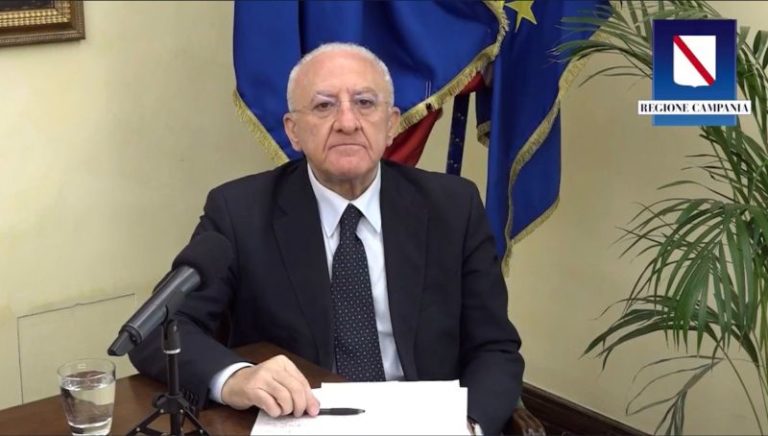 De Luca “Non produrre vaccini in Italia è stato l’errore principale”