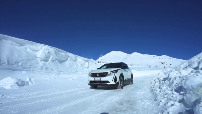 Peugeot 3008 Hybrid4, sicurezza anche su fondi invernali