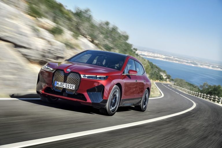 Bmw iX xDrive40 e iX xDrive50, due sportive elettriche di lusso