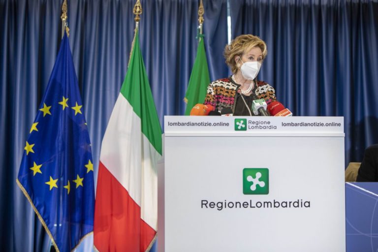 Vaccini, Moratti “Ci scusiamo, ma il modello lombardo funziona”
