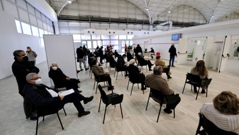 Prime vaccinazioni all’hub Fiera di Bari, Lopalco “2.000 dosi al giorno”