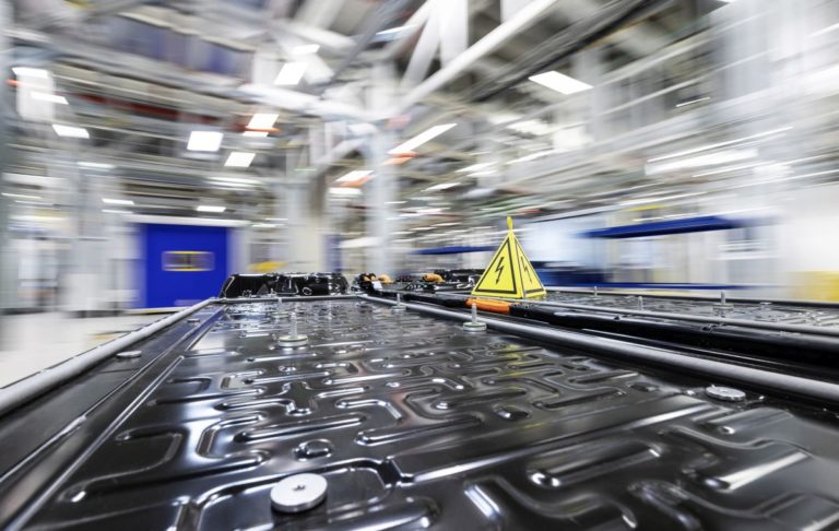 Mercedes, via alla produzione di sistemi di batterie per la EQS