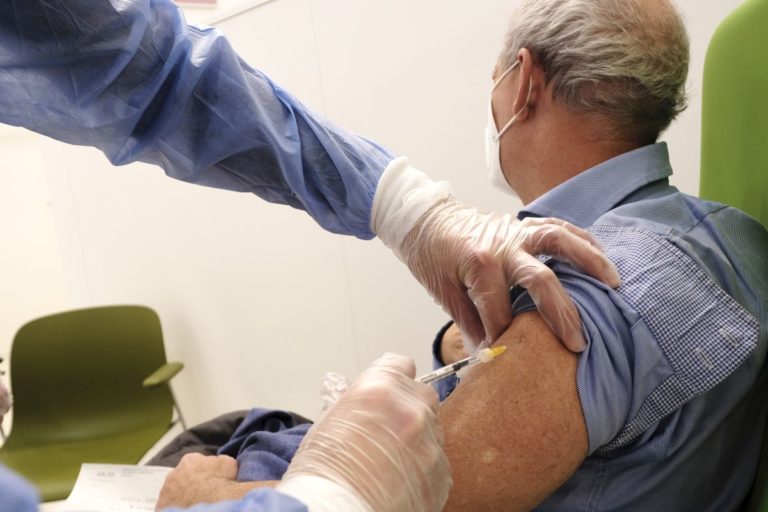 Vaccino, Zingaretti “da venerdì anche di notte, via da hub Fiumicino”