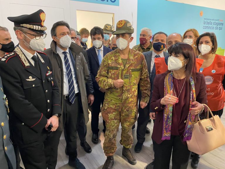 Vaccino, il generale Figliuolo visita hub di Messina e Catania
