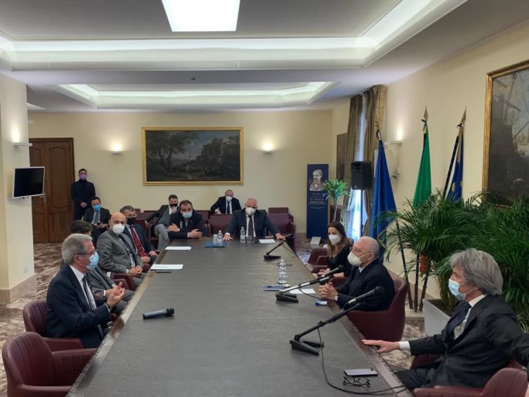 Campania, De Luca incontra sindaci Ischia per turismo e vaccini