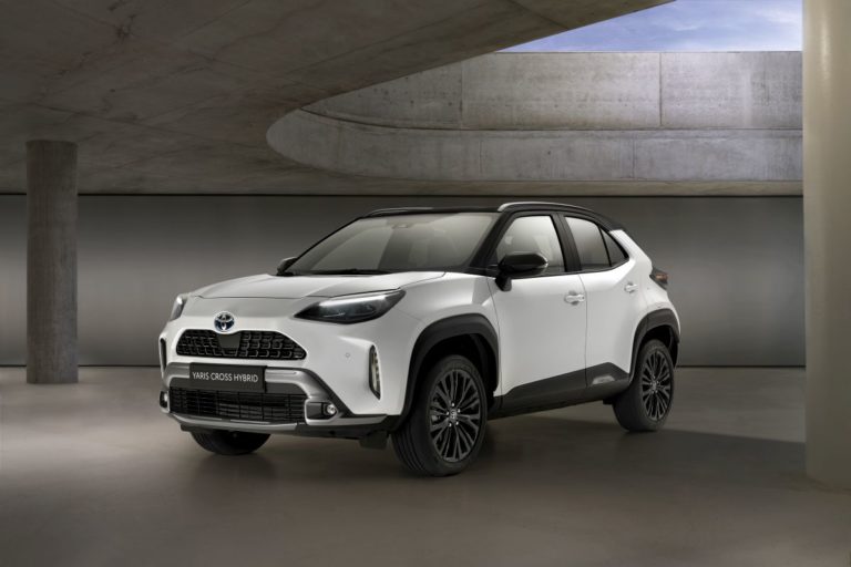 Toyota svela le versioni Adventure e Premiere di Yaris cross