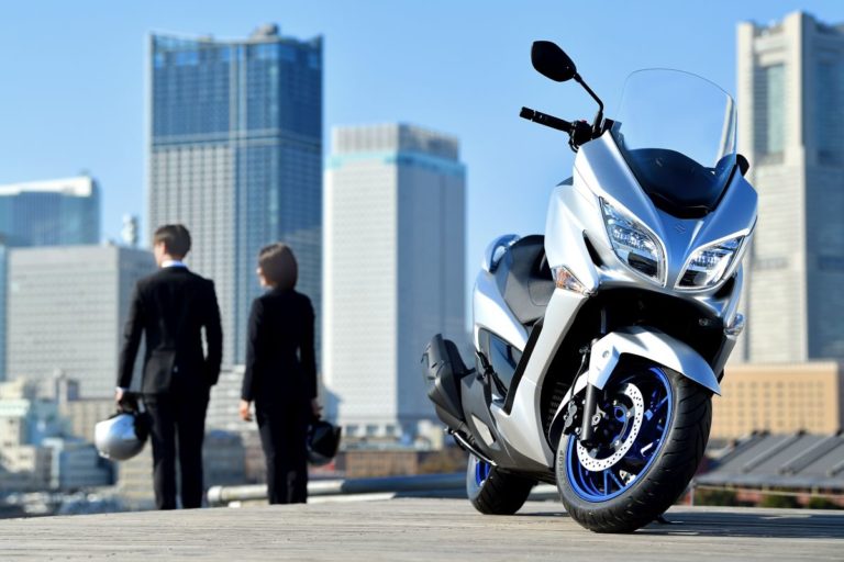 Quattro illustatori per connettere nuovo Suzuki Burgman a Giochi Tokyo